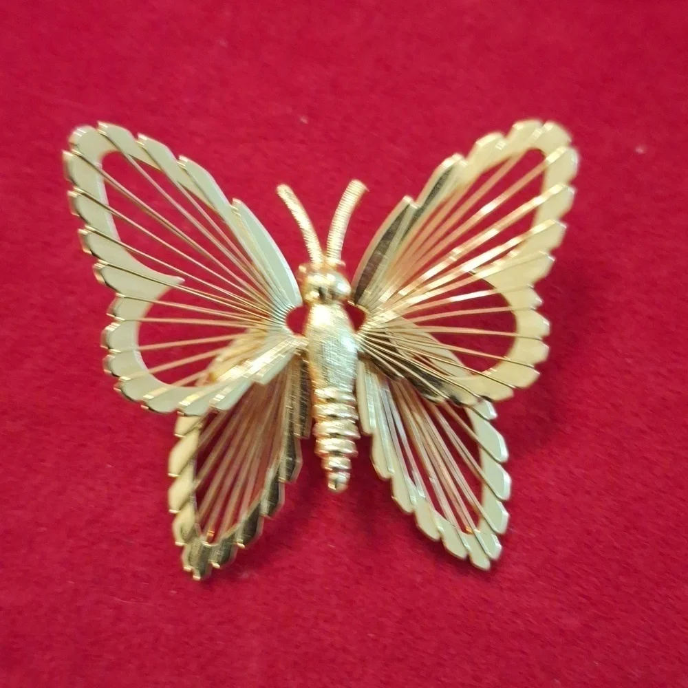 Vintage Monet butterfly brooch gold tone wire wings insect moth jewelry pin - Picture 1 of 10